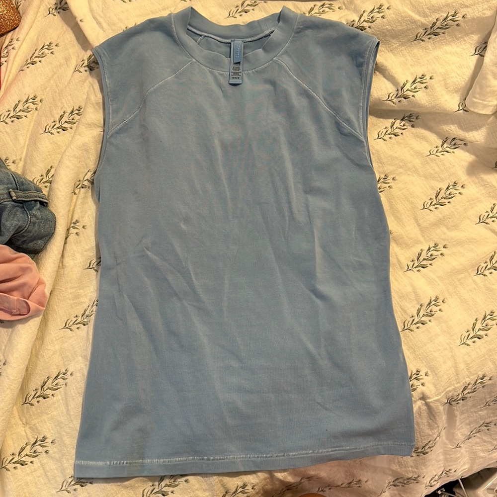 Skims vintage raglan tank in iris blue